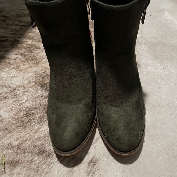 Tiara in Los Angeles embroidered booties - Picture 2 of 3